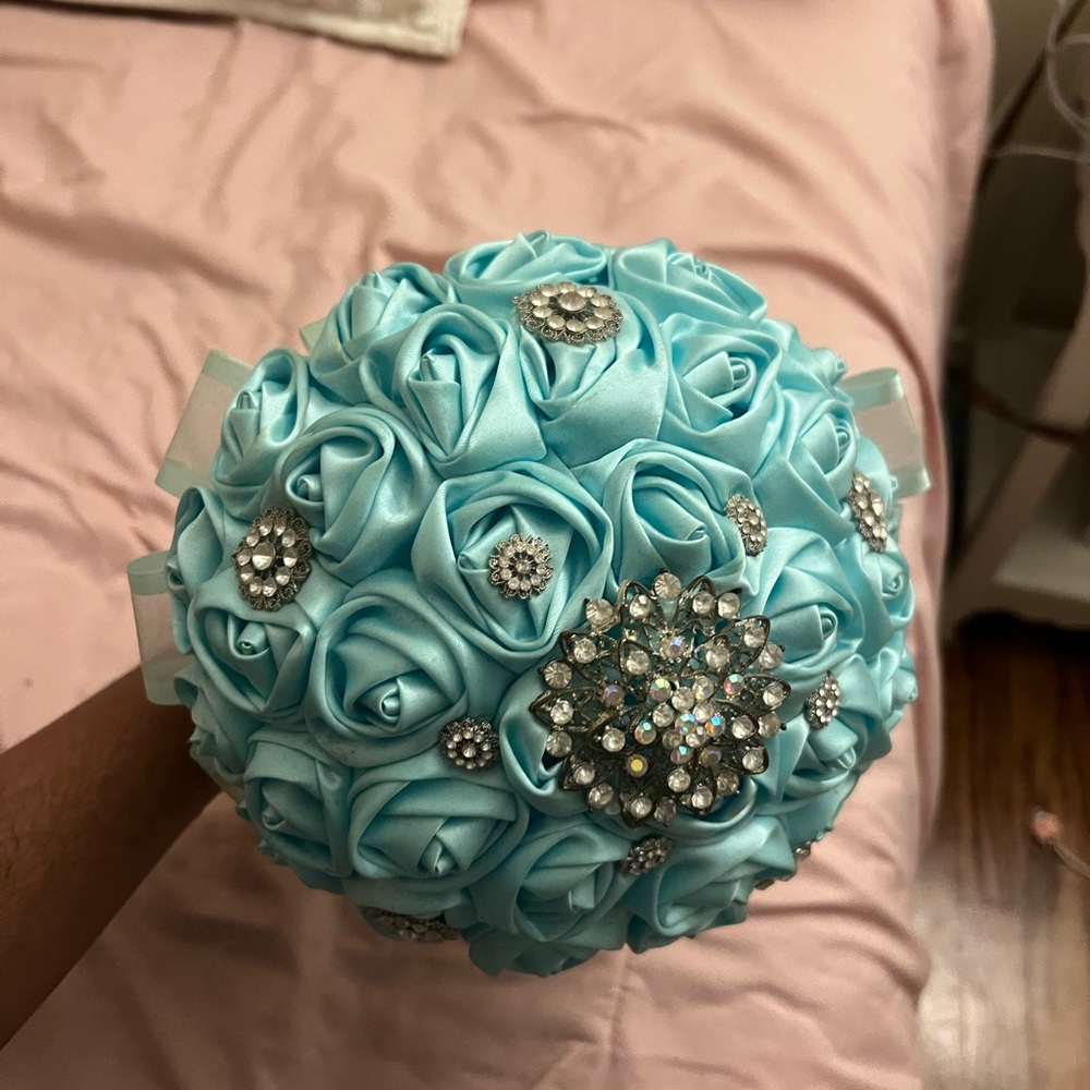 15 Elegant Blue Rose Bouquet with Rhinestones